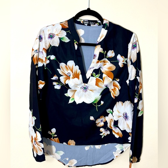 SHEIN Tops - Floral print split neck top, size small.